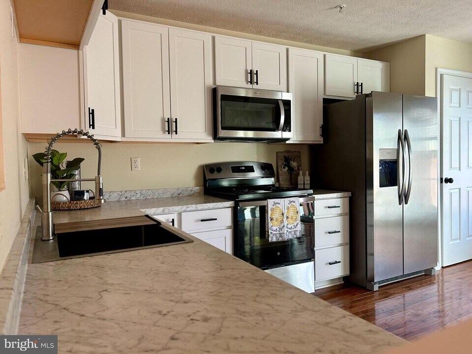 1703 Bluffs Island Ct in Odenton, MD - Building Photo