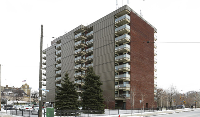 West Park Court in Pittsburgh, PA - Building Photo - Building Photo