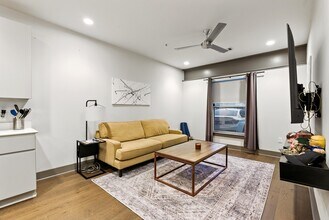 1260 Martin St, Unit #205 in Nashville, TN - Foto de edificio - Building Photo