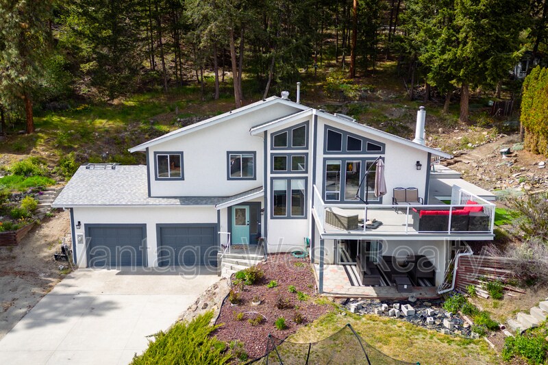 3138 Shetler Dr in West Kelowna, BC - Building Photo