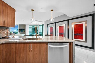 250 Sunny Isles Blvd in Sunny Isles Beach, FL - Foto de edificio - Building Photo