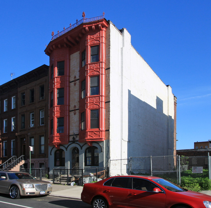 819 Willoughby Ave in Brooklyn, NY - Building Photo