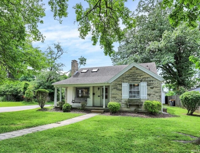 property at 916 E Maxwell Ln