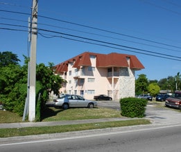 The Oaks in Miami, FL - Building Photo - Building Photo