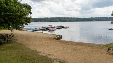 114 Lakeside Dr in East Haddam, CT - Foto de edificio - Building Photo