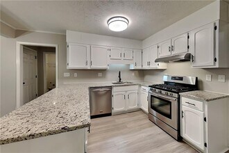 9880 Lake Forest Way in Roswell, GA - Building Photo - Building Photo