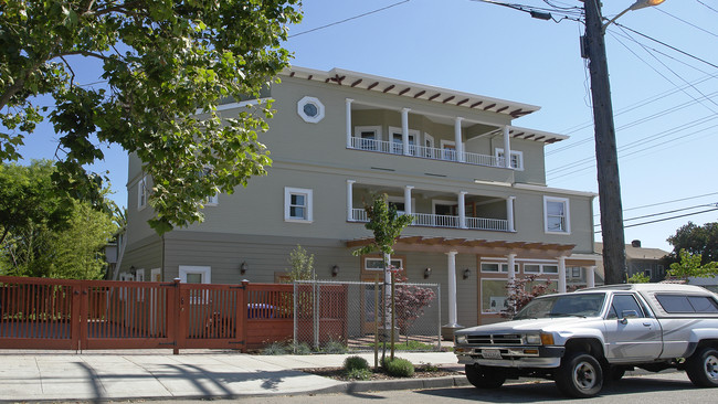 3045 Shattuck Ave in Berkeley, CA - Foto de edificio - Building Photo