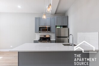 427 W Belmont Ave, Unit 2 in Chicago, IL - Building Photo - Building Photo