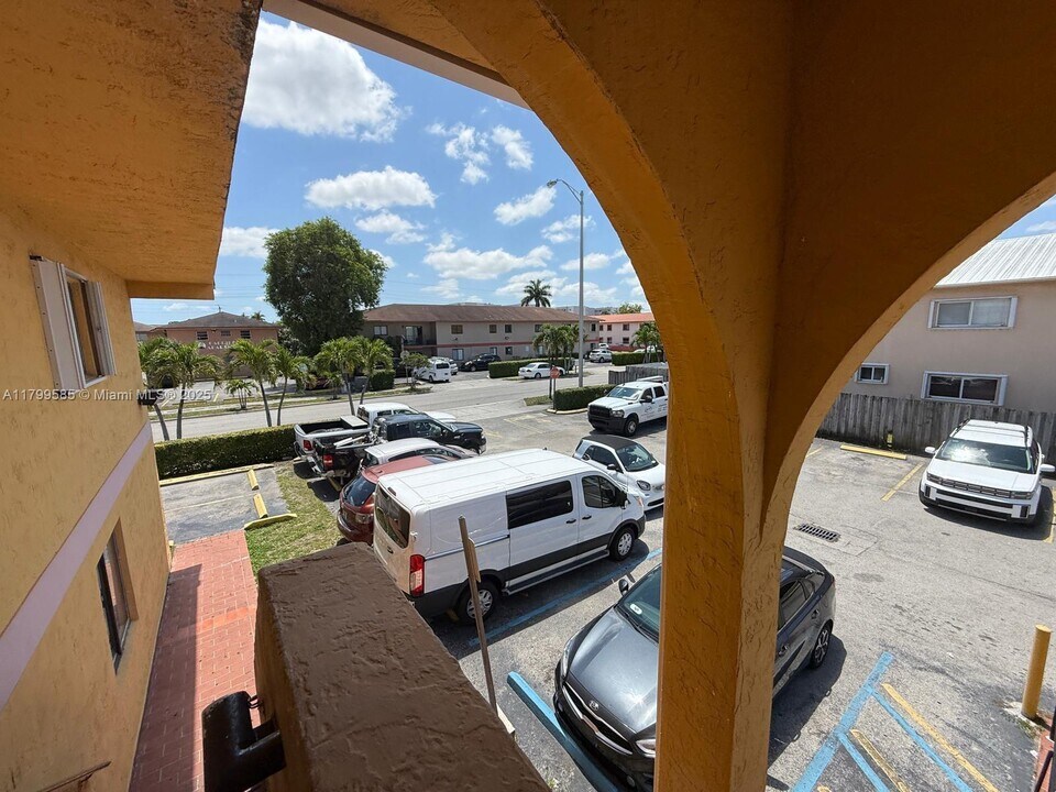6278 W 22nd Ct in Hialeah, FL - Building Photo