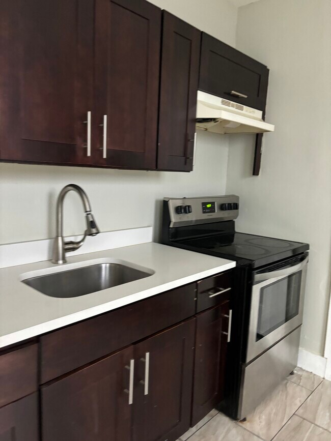220 Garside St, Unit 1 in Newark, NJ - Foto de edificio - Building Photo