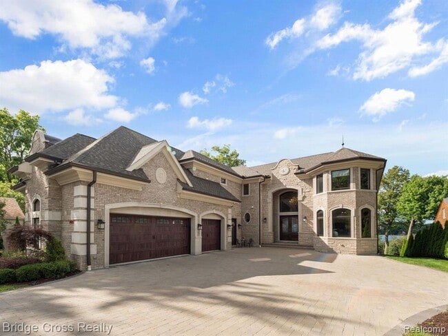property at 5820 Lakeview St