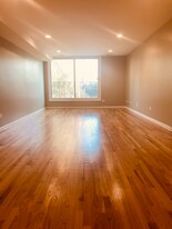 2720 E 75th St in Chicago, IL - Building Photo