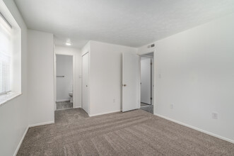 Randall House Apartments in Fairview Park, OH - Foto de edificio - Interior Photo