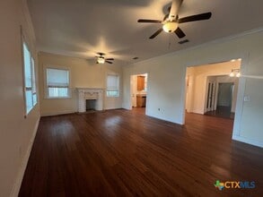 317 S Magnolia Ave in Luling, TX - Foto de edificio - Building Photo