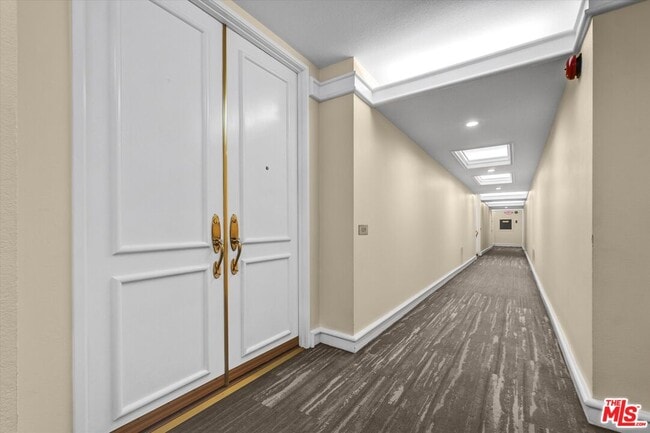 1131 Alta Loma Rd in West Hollywood, CA - Foto de edificio - Building Photo