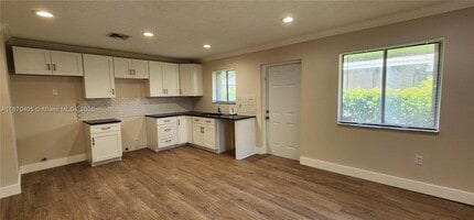 6121 SW 39th St in Miramar, FL - Building Photo - Building Photo