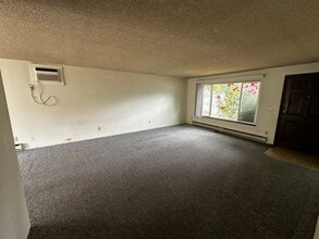 242 Currier Ave in Roseburg, OR - Building Photo - Building Photo