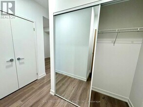 395 Square One Dr in Mississauga, ON - Building Photo - Building Photo