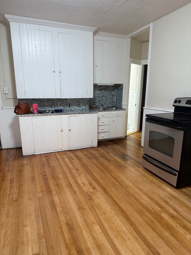 62 4th St, Unit 3 in Auburn, ME - Building Photo - Building Photo