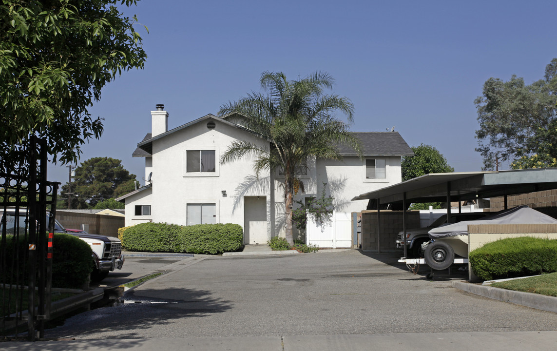 9044 Chantry Ave in Fontana, CA - Foto de edificio