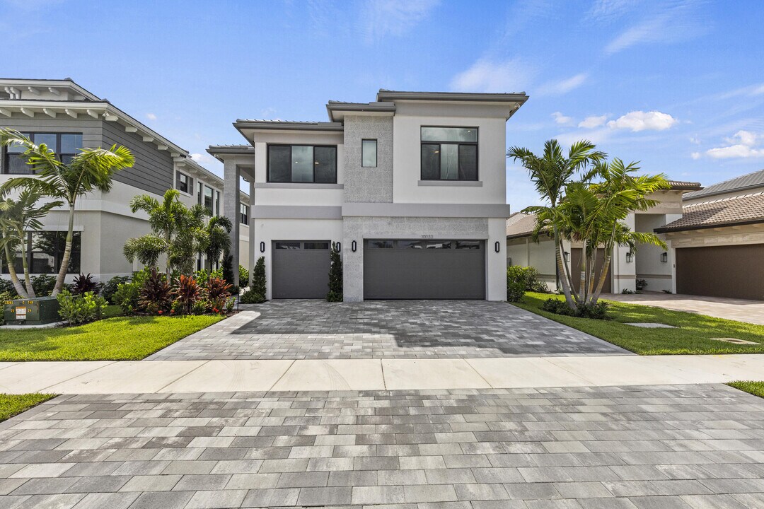 10033 Stockrun Dr in Palm Beach Gardens, FL - Foto de edificio