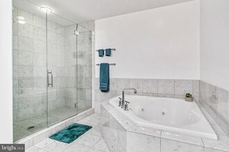 2772 Lighthouse Point E-Unit -413 in Baltimore, MD - Foto de edificio - Building Photo