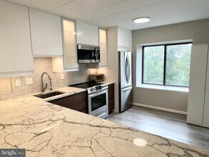 118 Roberts Ln in Alexandria, VA - Building Photo - Building Photo