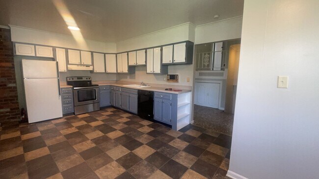 property at 824 W Wayne St