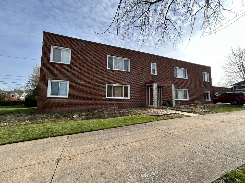 20041 Lorain Rd, Unit 2 in Fairview Park, OH - Building Photo