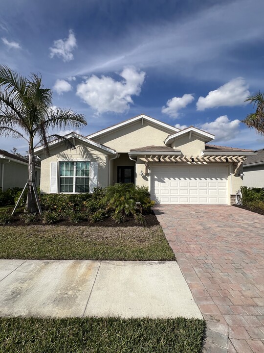 540 Polihale Way in Naples, FL - Foto de edificio