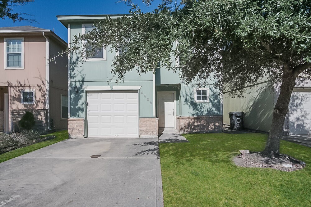 4906 S Cancun in Houston, TX - Building Photo