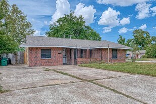 5431 Willow Glen Dr in Houston, TX - Building Photo