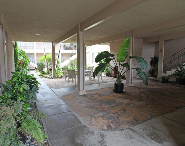 255 Cypress Dr in Laguna Beach, CA - Building Photo - Lobby