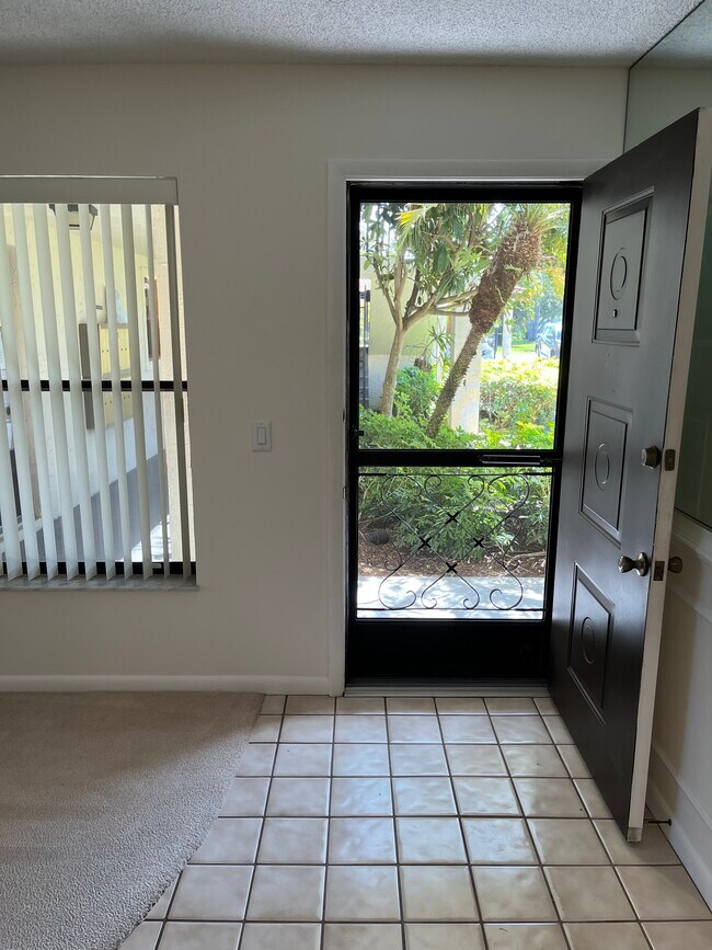 121 SW South River Dr, Unit 121-103 in Stuart, FL - Building Photo - Building Photo