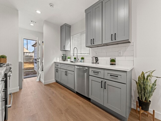 1411 W 7th St in Santa Ana, CA - Building Photo - Building Photo