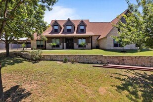 402 N Pkwy Dr in Alvarado, TX - Building Photo