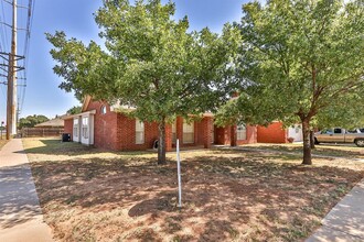 6348 10th St in Lubbock, TX - Building Photo - Building Photo