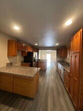 7805 Whitsett Ave in Los Angeles, CA - Building Photo - Building Photo