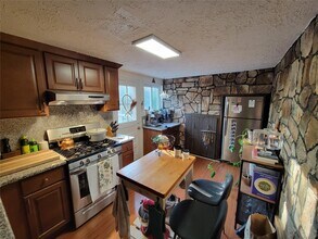 34 Cayuga Ave in Deer Park, NY - Building Photo - Building Photo