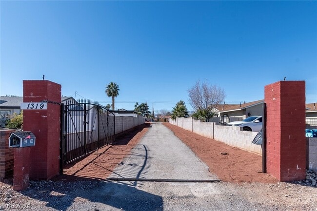 1319 S Lindell Rd in Las Vegas, NV - Building Photo - Building Photo