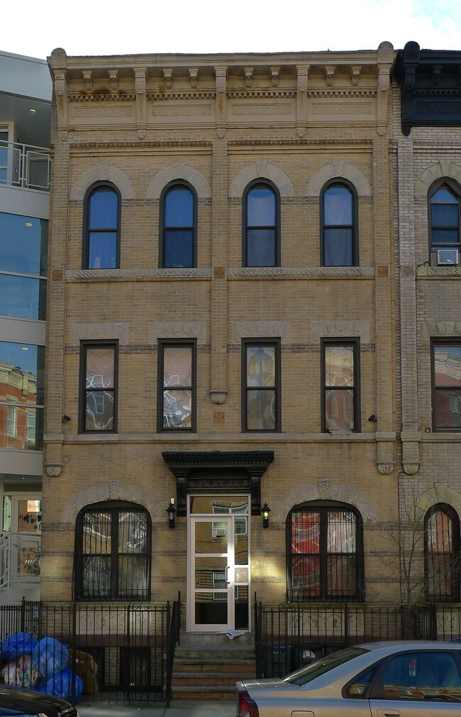 1050 Putnam Avenue in Brooklyn, NY - Foto de edificio - Building Photo