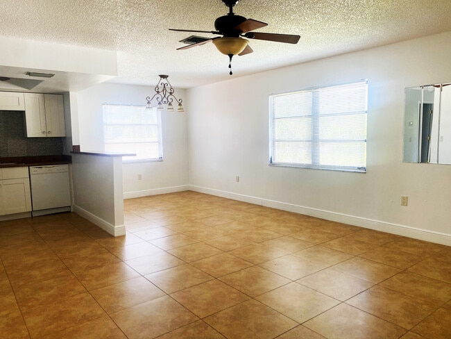 1104 SE 8th St in Cape Coral, FL - Building Photo - Building Photo