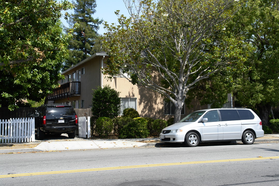 670 Oak Grove Ave in Menlo Park, CA - Foto de edificio