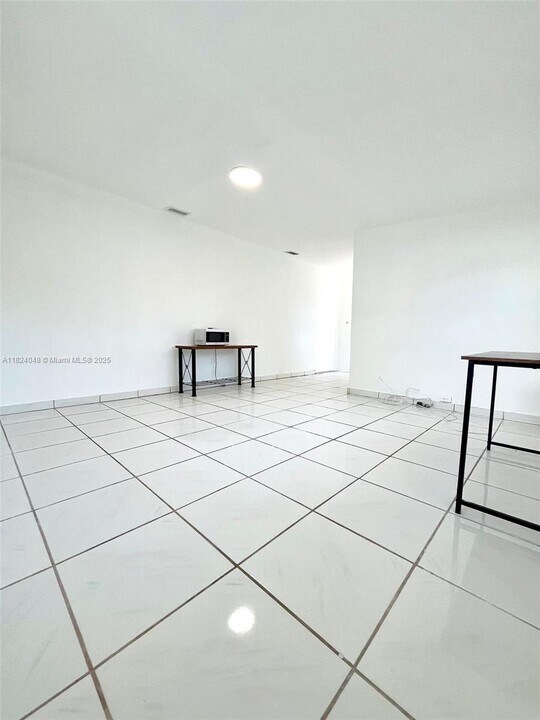 1666 NE 183rd St in North Miami Beach, FL - Building Photo