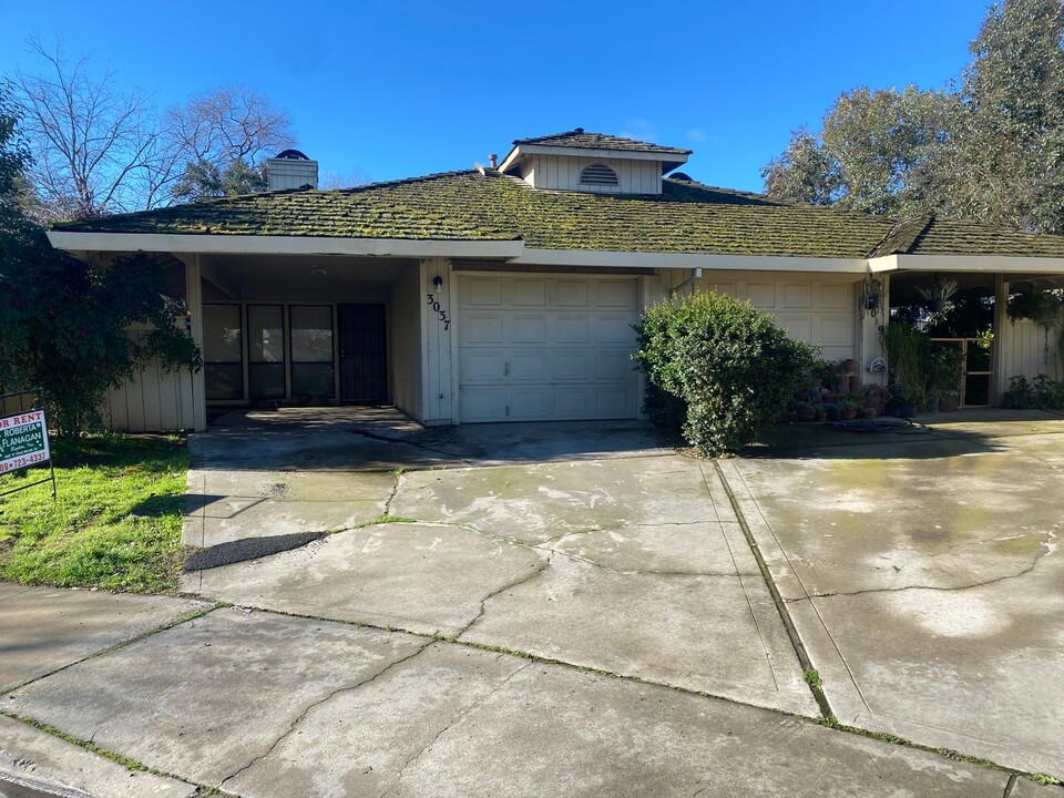 3037 W Queens Cir in Merced, CA - Building Photo