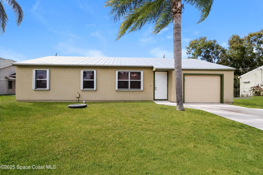 2252 SE Berkshire Blvd in Port St. Lucie, FL - Building Photo