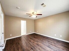 927 Paradise Rd in Baytown, TX - Building Photo