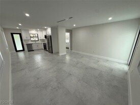 3913 SE 11th Pl in Cape Coral, FL - Building Photo