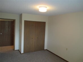 701 N 7th St in Olivia, MN - Building Photo - Building Photo