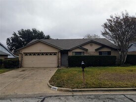 1929 Lost Creek Dr in Arlington, TX - Building Photo